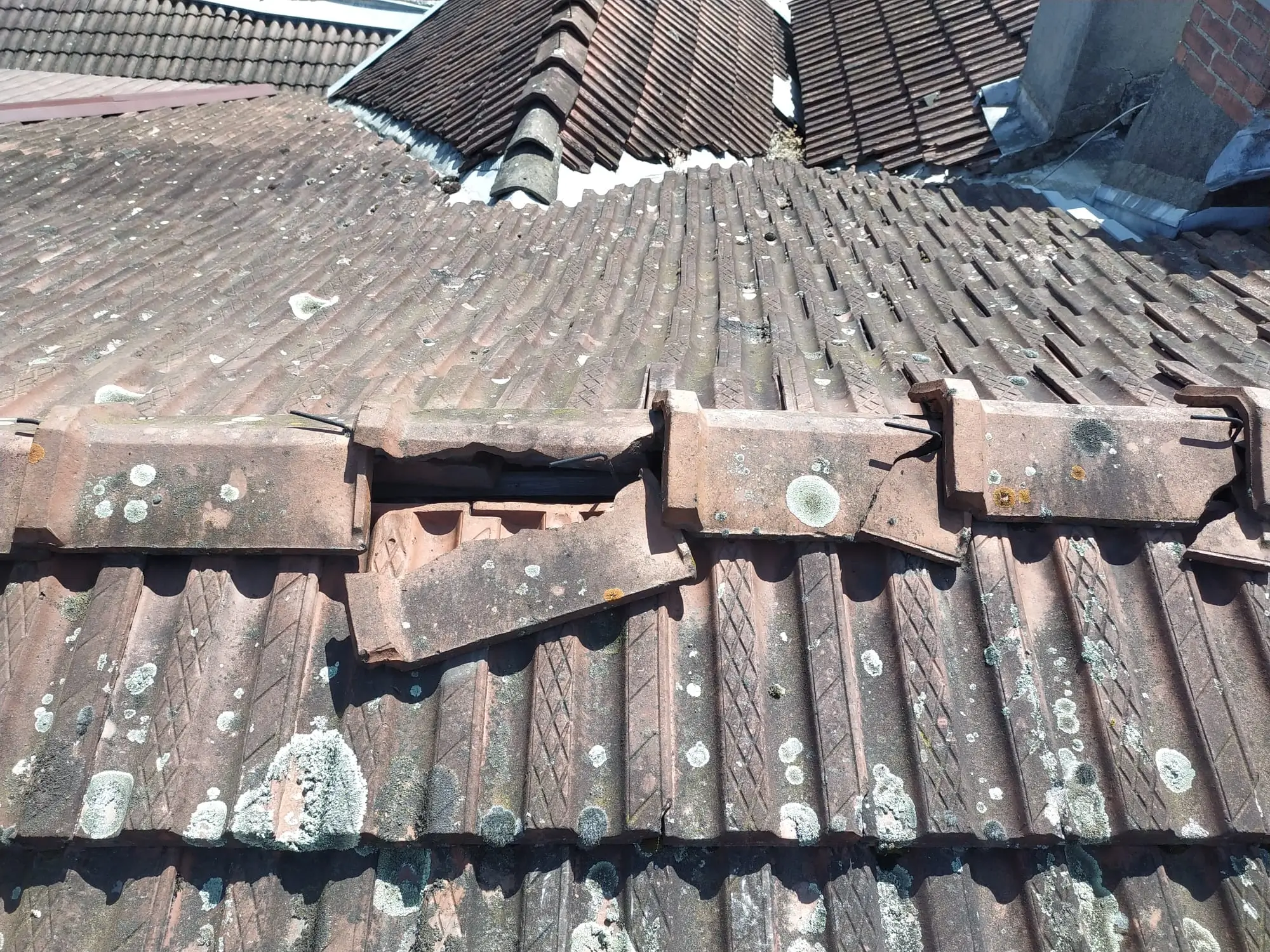 Reprise de faitage en tuiles sur maison individuelle en Isère