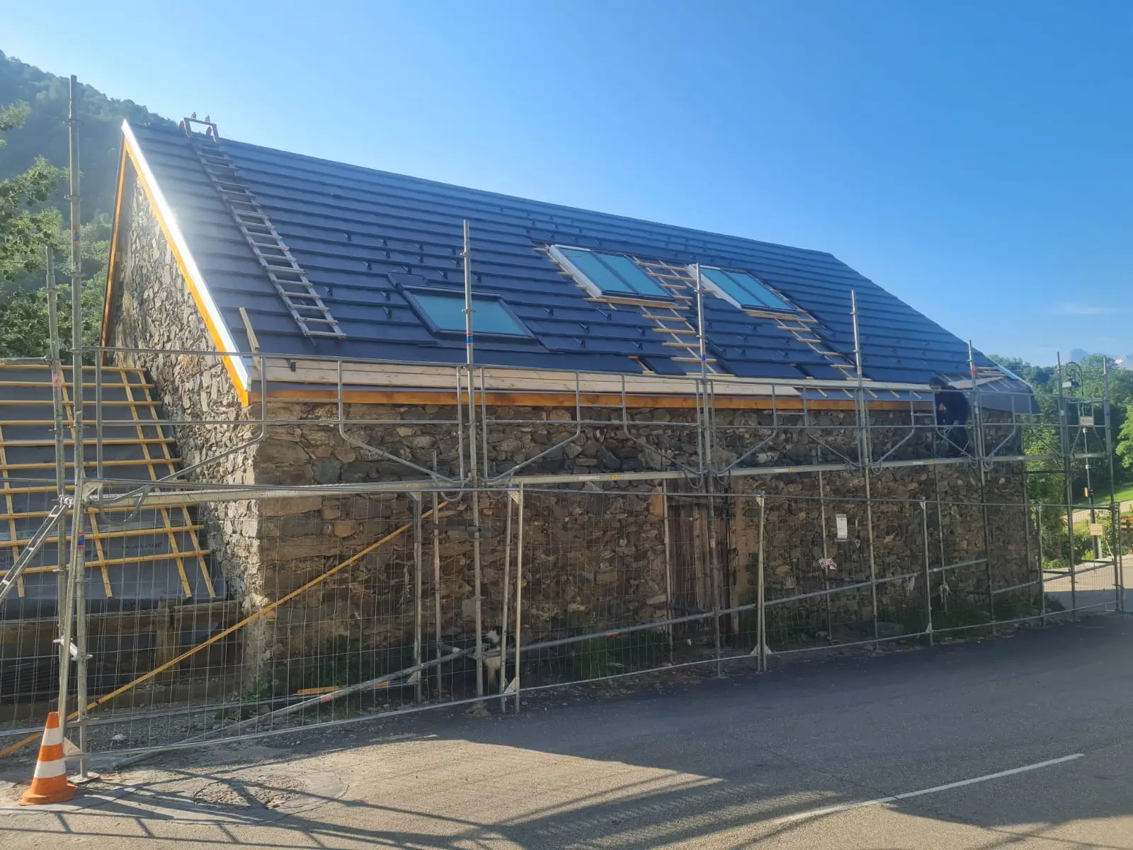 Rénovation complète d'une couverture en tuile FLAT 10 sur maison ancienne en Isère