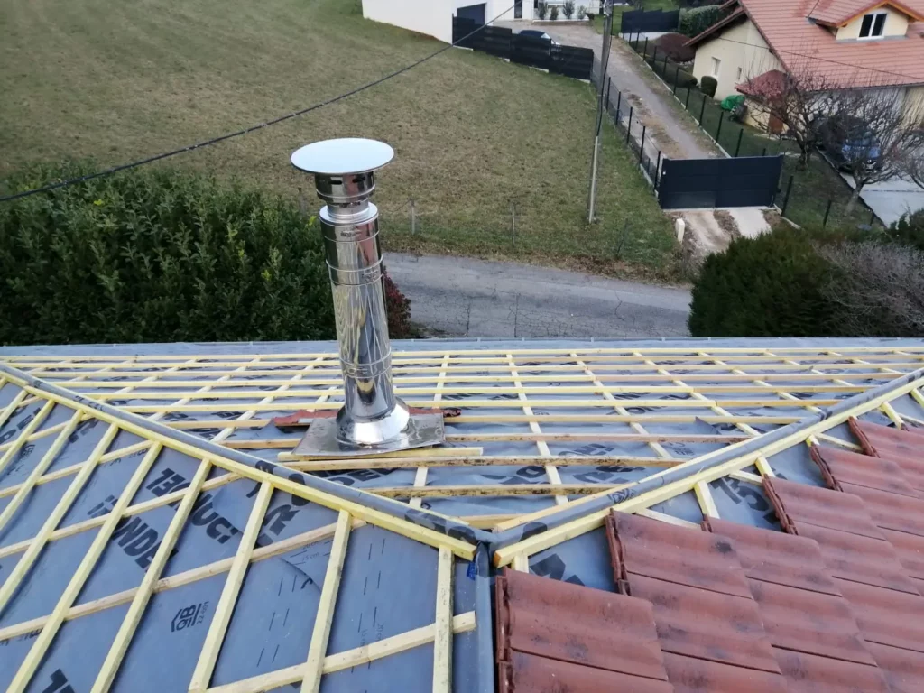 Réfection complète de toiture en tuiles terre cuite en Isère à Seyssins en cours