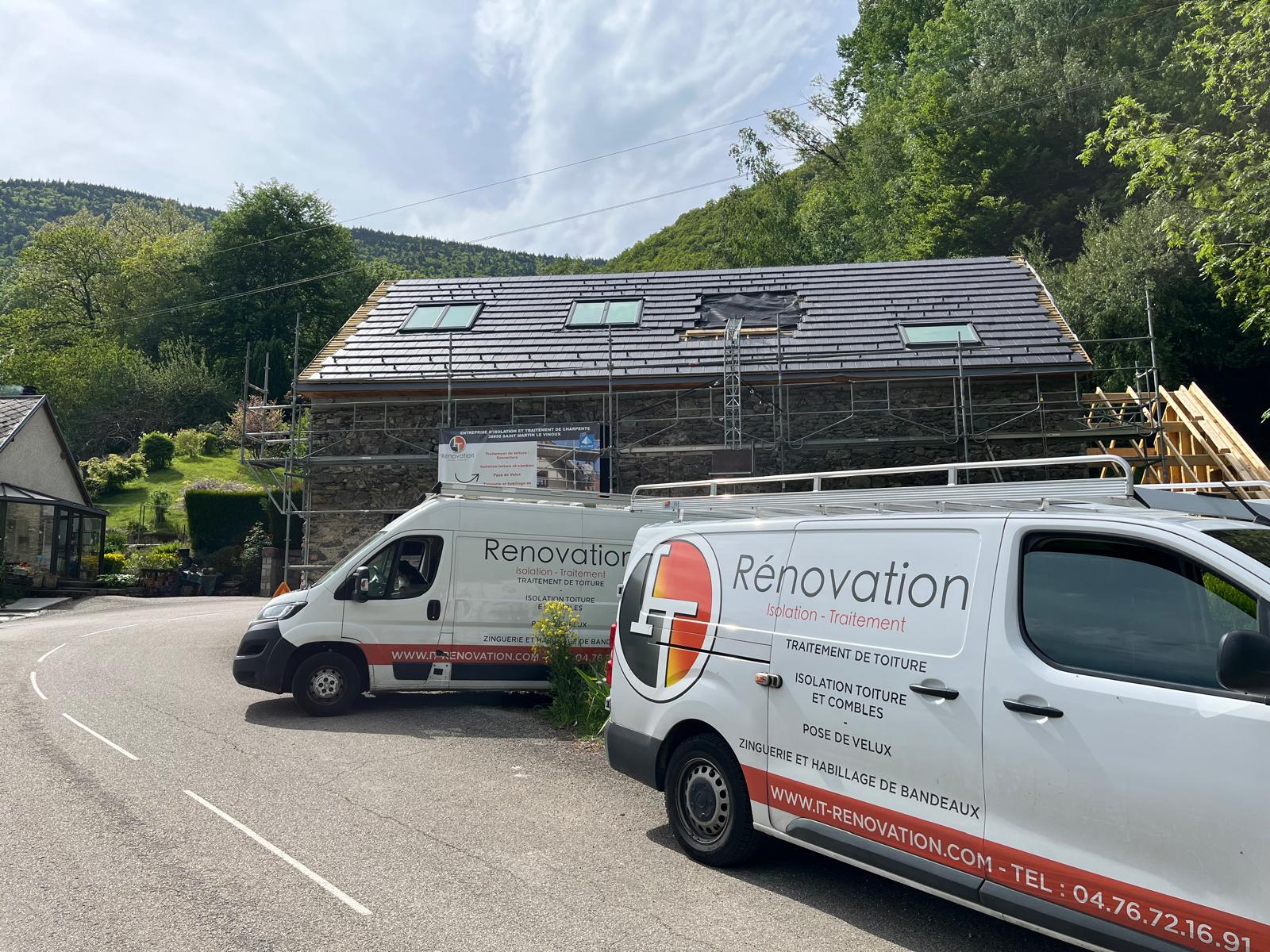 Rénovation de toiture en tuile FLAT10 avec création de fenêtres de toit VELUX en Isère