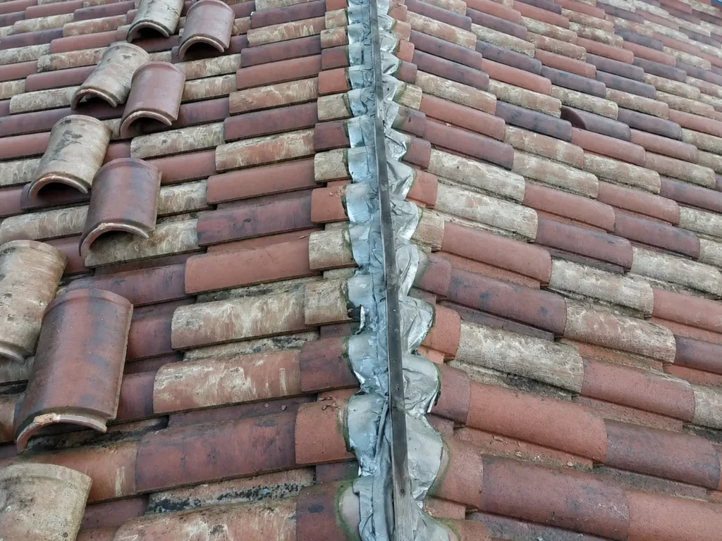 Ancien closoir de faîtage dégradé observé lors d'une rénovation de toiture en Isère