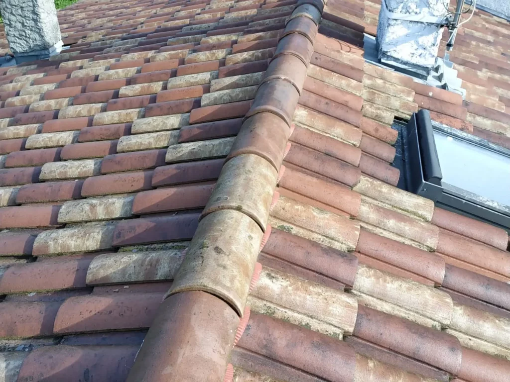 Faîtage rénové assurant l'étanchéité et la ventilation de la toiture