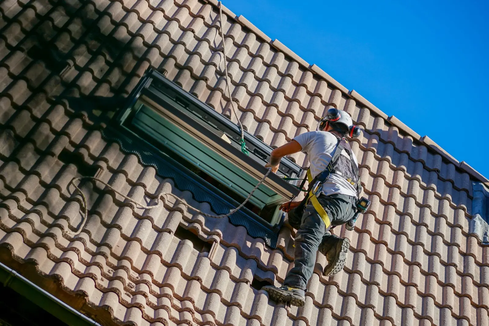 Installation de volets roulants extérieurs solaires VELUX IT Rénovation- pour améliorer le confort d'été sous les combles