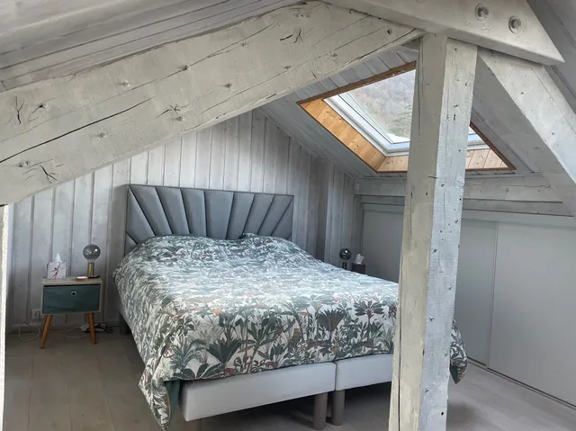 Création d'une ouverture avec pose d'un VELUX dans une chambre parentale sous toiture