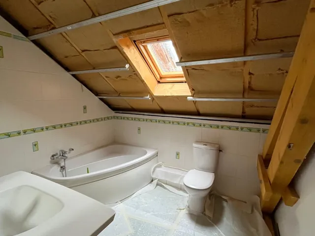 Isolation rampants et pose de velux dans salle de bain en combles aménagés