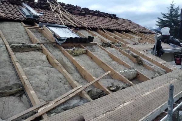 Isolation des rampants de toiture sur maison individuelle en Isère avant