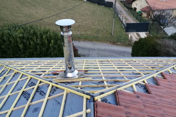 Réfection complète de toiture en tuiles terre cuite en Isère à Seyssins en cours